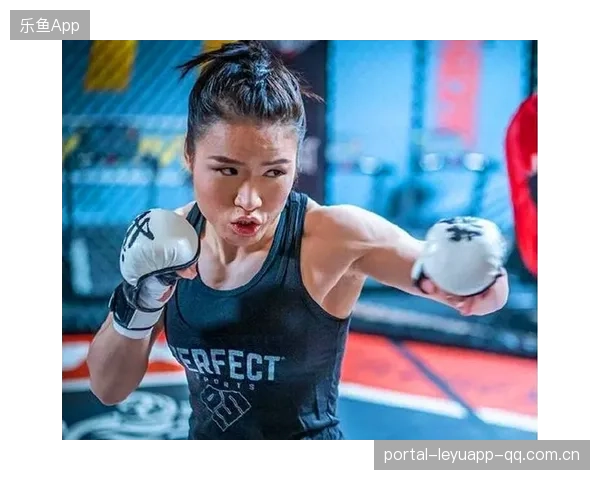 UFC拳手连遭重拳仍站着：坚韧与意志的极致展现